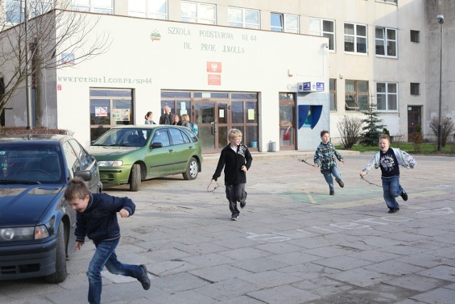 Kierowca celowo potrącił pieszego pod szkołą 15 listopada. Do tej pory nie został nawet przesłuchany!