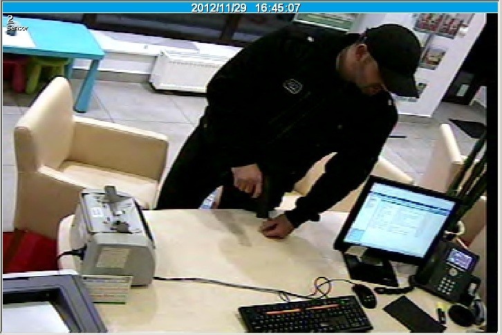 Policja poszukuje złodzieja, który napadł na bank przy ul....
