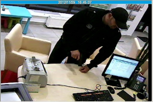 Policja poszukuje złodzieja, który napadł na bank przy ul. Gorkiego w Łodzi.