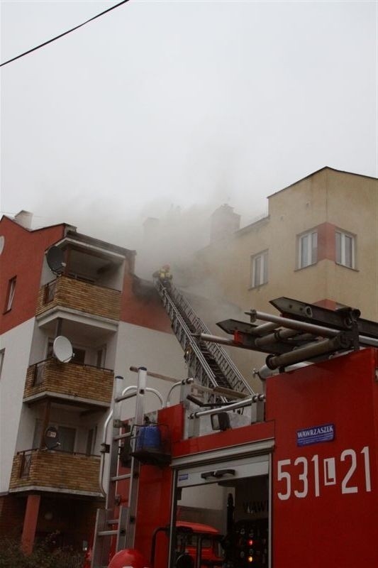 Świdnik: Pożar w bloku przy ul. Stachonia. Zapalił się dach