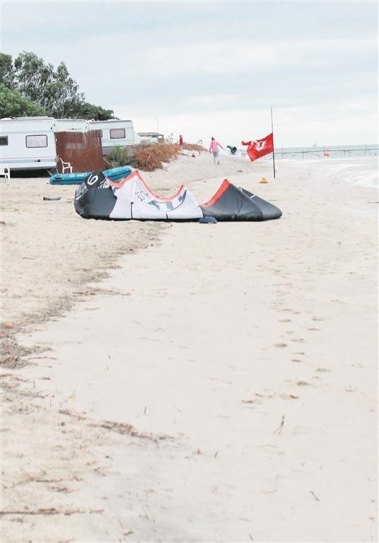 Tzw. kempingowcy często wykorzystują publiczne plaże do prywatnych celów