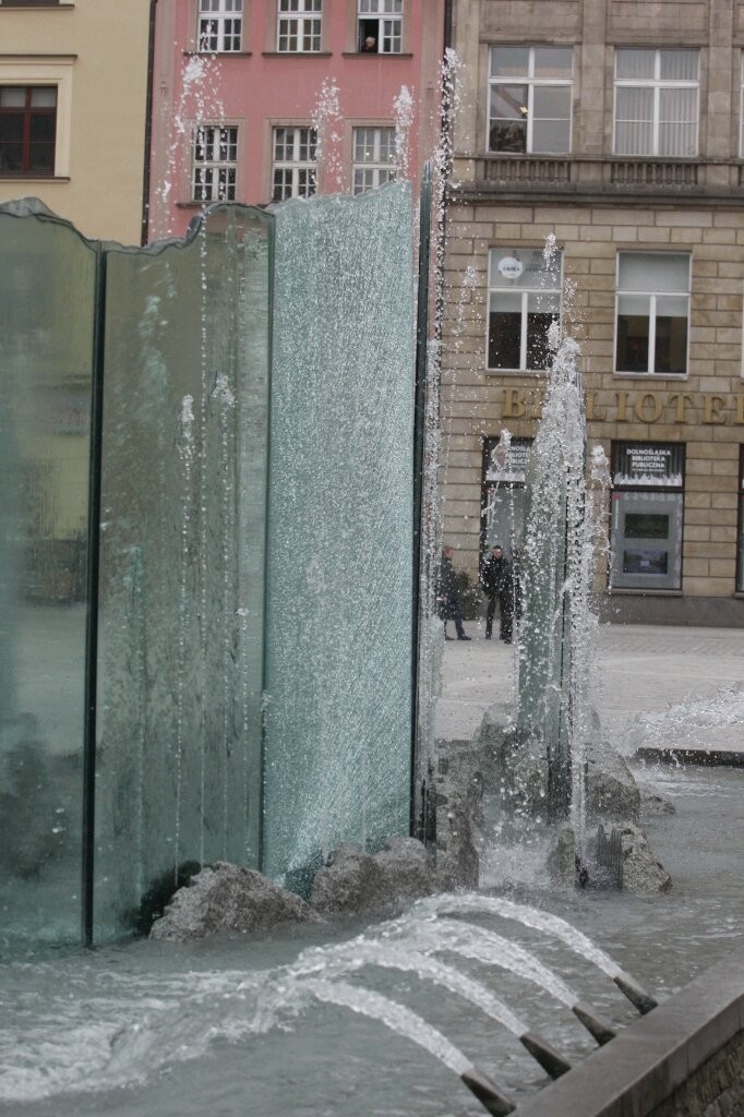 We wrocławskich fontannach pojawiła się woda. Na razie na próbę (ZDJĘCIA)