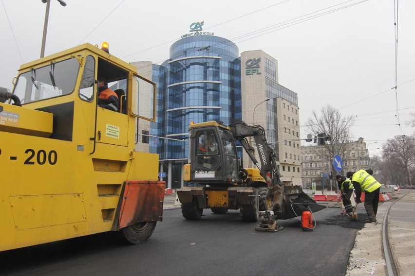 Remontują plac Orląt Lwowskich. Korkują się Podwale i Robotnicza (ZDJĘCIA)