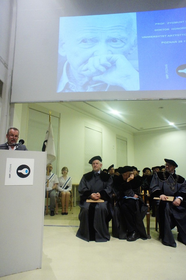 Uroczystość nadania tytułu doktor honoris causa Uniwersytetu Artystycznego w Poznaniu Zygmuntowi Baumanowi