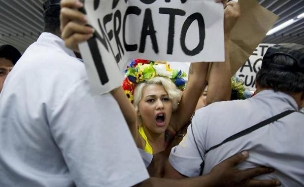 Aktywistki Femen protestują na lotnisku im. Toma Jobima w...