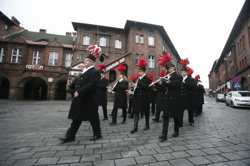 Barbórka 2011: Orkiestra górnicza na Nikiszowcu [ZDJĘCIA i WIDEO]