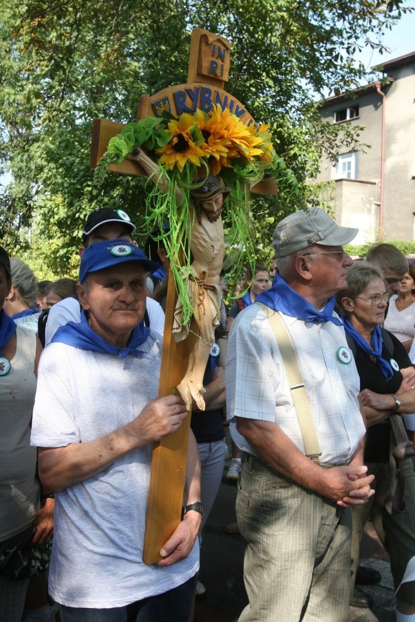 Cztery tysiące pielgrzymów z Rybnika jest już w drodze na Jasną Górę [ZDJĘCIA]