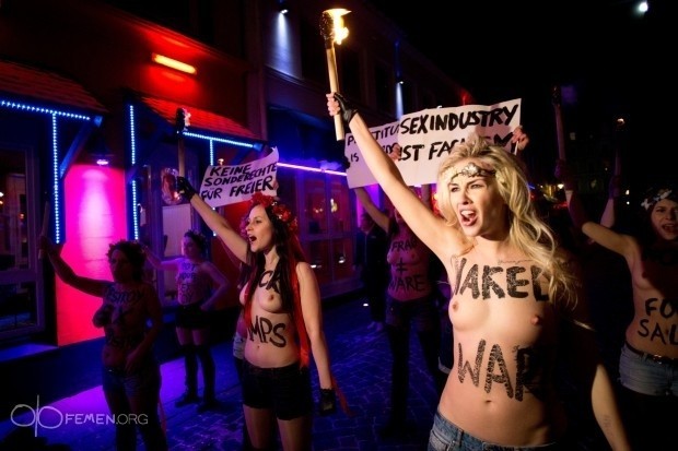 &quot;Ogniem i mieczem w seksprzemysł!&quot;: Femen w hamburskiej dzielnicy czerwonych latarni [ZDJĘCIA]