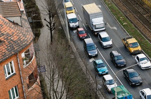 Lokatorzy domów z alei Hallera nie mogą się doczekać ekranów, które odizolowałyby ich od hałaśliwych samochodów