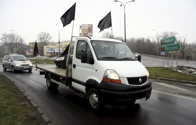 Kondukt rusza do Kurowa, na czele samochód z trumną i czarnymi flagami