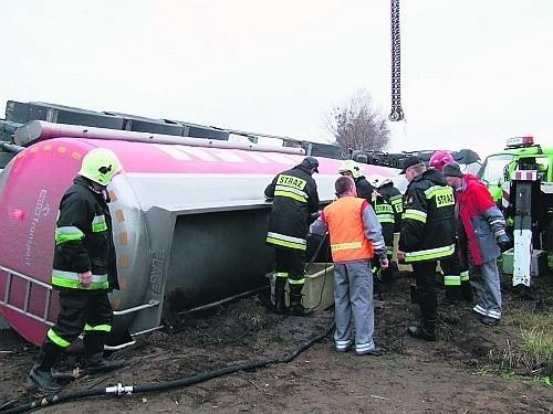 Kierowca wypełnionej paliwem ciężarówki stracił nad nią kontrolę na obwodnicy Lwówka i trasę zakończył w rowie