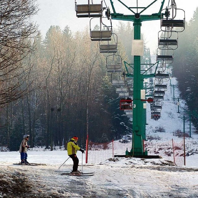 Pod Skrzycznem nie da się naśnieżać, więc narciarze jeżdżą po śniegu, lodzie i trawie
