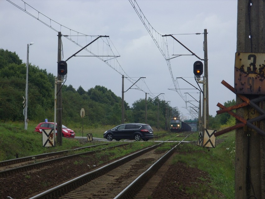 Pociągi muszą w Łodzi zwalniać, bo kierowcy pędzą na przejeździe [ZDJĘCIA]