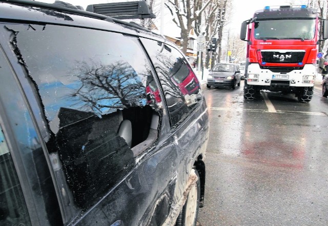 Z powodu kolizji taksówka ma zniszczone drzwi i rozbitą szybę