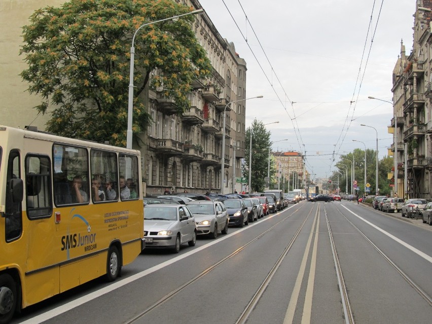 Korki na Sienkiewicza. Kierowcy stoją, tramwaje jadą wydzielonym torowiskiem (ZDJĘCIA)