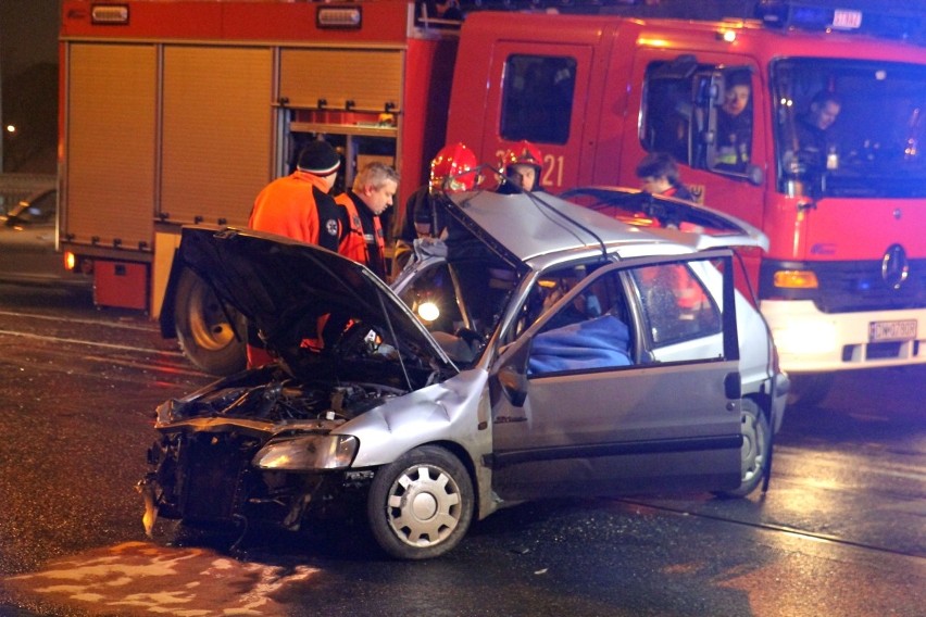 Śmiertelny wypadek na moście Grunwaldzkim. Samochód zderzył się czołowo z autobusem [ZDJĘCIA]