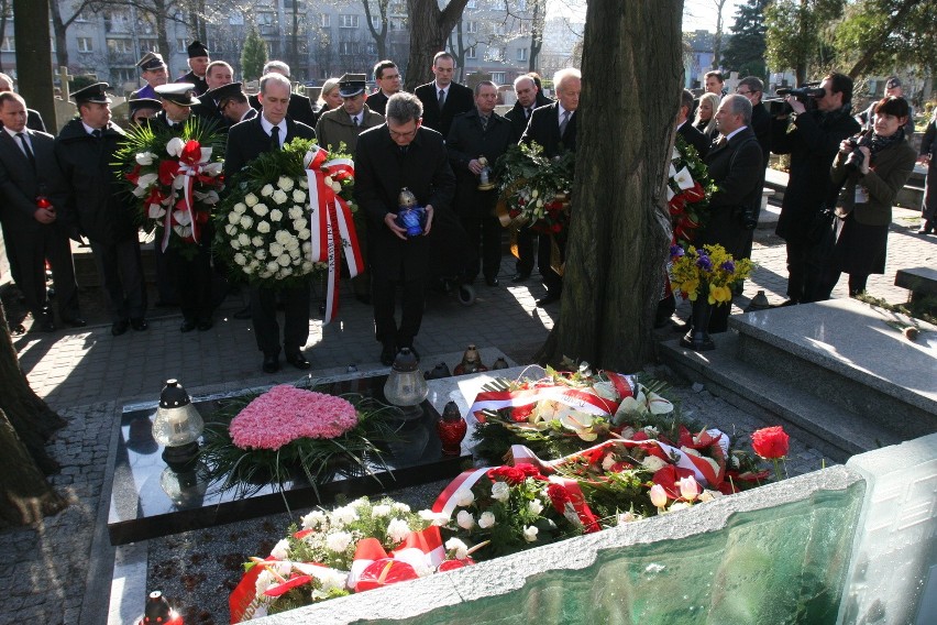 8:41 w Katowicach: Biły dzwony, prawie 100 osób na cmentarzu [ZDJĘCIA]