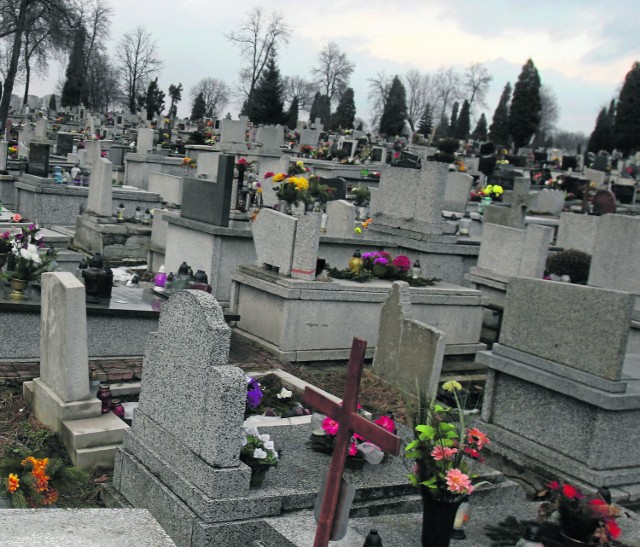 Na cmentarzu w "Alejach" trudno dziś o wolne miejsce