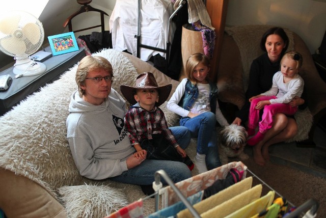 Agnieszka i Paweł Suchanowie wraz z trojgiem dzieci gnieżdżą się w wynajętym mieszkaniu w Krakowie