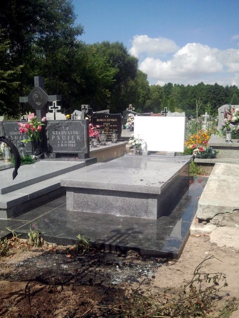 Spalone zwłoki na cmentarzu w Łopienniku Nadrzecznym. Podpalił się ksiądz oskarżony o molestowanie?