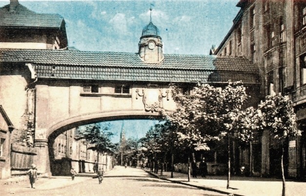 Most płaczu - przewiązka łącząca budynek stacji z dworcem kolejowym. Tędy musieli przechodzić emigranci.