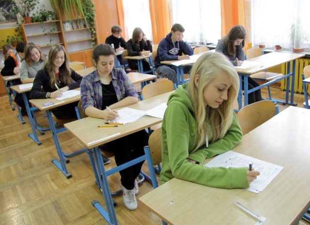 Uczniowie z Gimnazjum nr 18 piszą próbny egzamin gimnazjalny z języka obcego