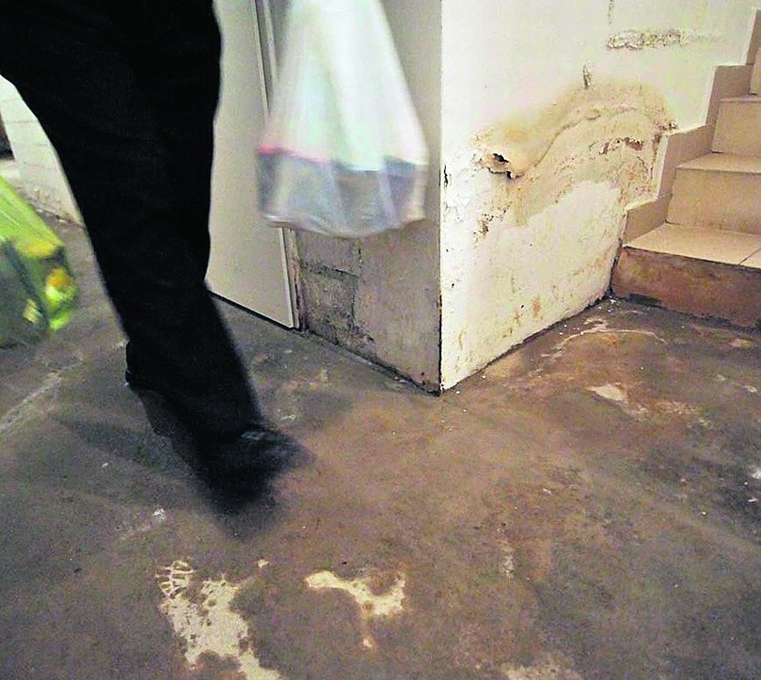 W mieszkaniach i na klatkach tynk odpada ze ścian
