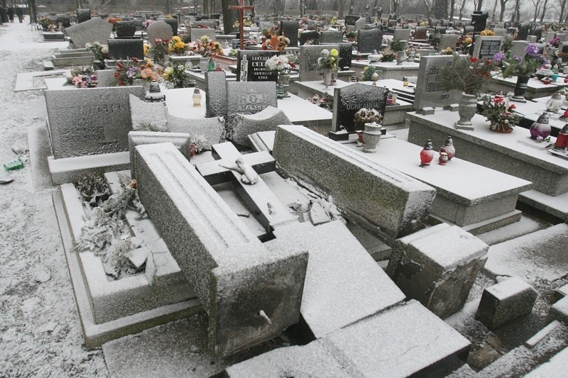 Katowice: Kto zapłaci za zniszczone groby w Szopienicach?