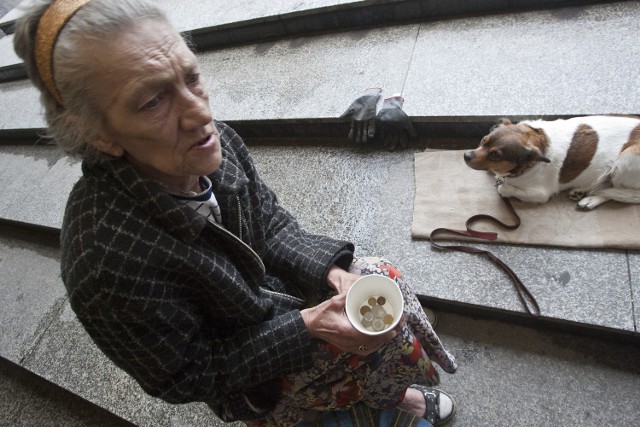 Barbara Kwiatkowska, którą można niemal codziennie spotkać w przejściu przy ul. Świdnickiej dorabia do niewielkiej renty. Mówi, że musi sobie jakoś radzić