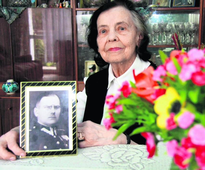 Anna Błażejewska-Bąbol z portretem swojego ojca