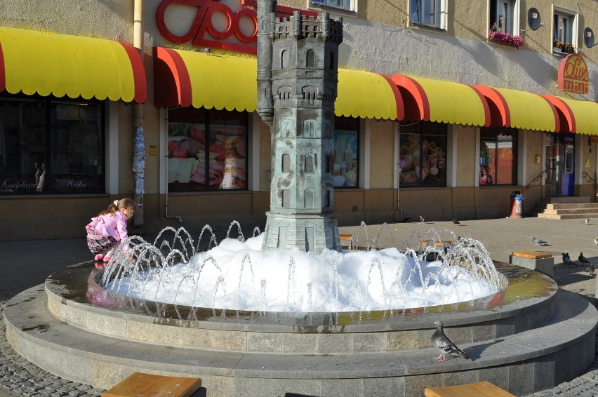Ktoś znów spienił wodę w fontannie na pl. Wolności (ZDJĘCIA)