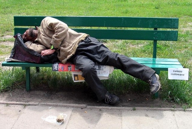 Ciepłe noce bezdomni spędzają na ławkach. Zimne - w tramwajach, autobusach i na dworcach