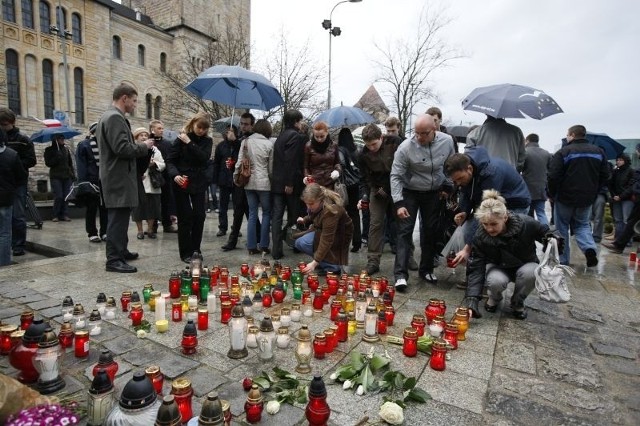 Pod Poznańskimi Krzyżami mieszkańcy zapalali znicze już kilka godzin po tragicznych wieściach ze Smoleńska