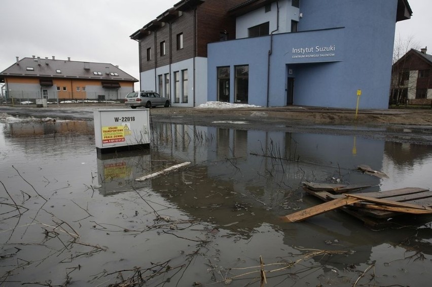 Zalane domy i drogi. Mieszkańcy Pomorza liczą straty (ZDJĘCIA)