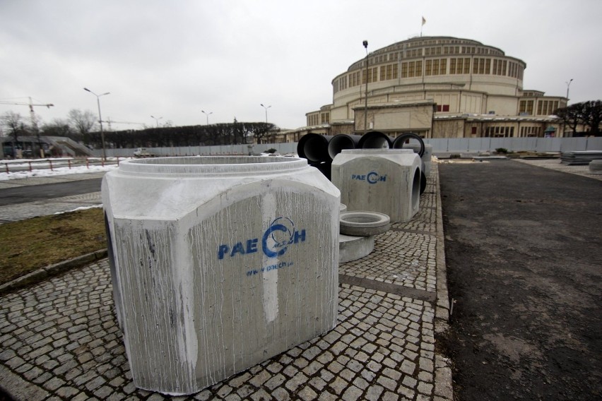 Wrocław: Budują parking przy Hali Ludowej. Na razie ogrodzili tylko teren starego (ZDJĘCIA)