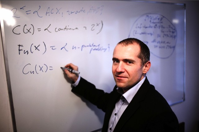 Prof. Piotr Oprocha tworzy modele matematyczne