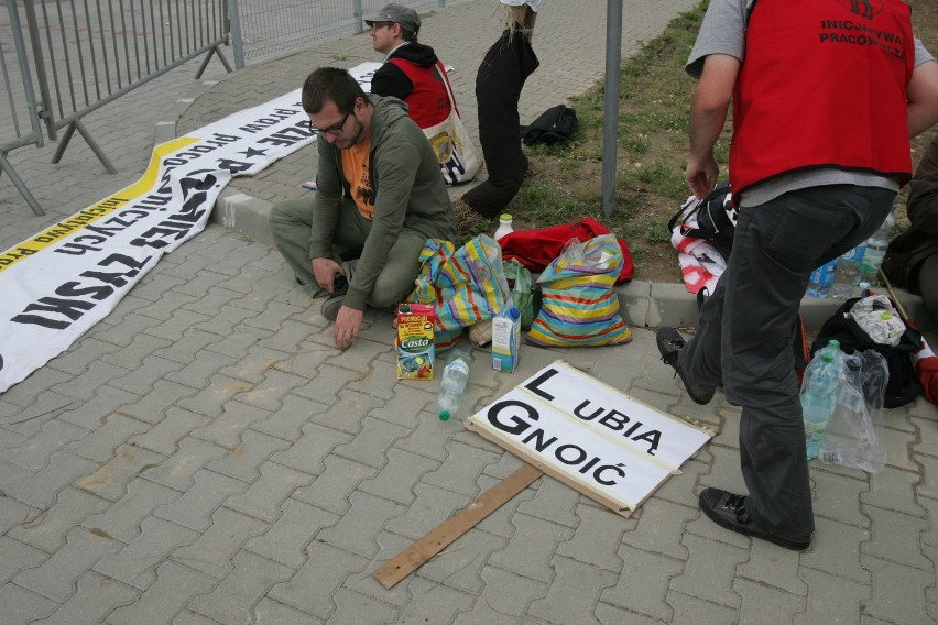 Protest przed chińską fabryką pod Wrocławiem (ZDJĘCIA)