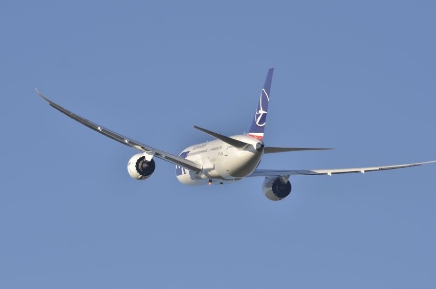 Boeing 787 &quot;Dreamliner&quot; nieoczekiwanie wylądował w Gdańsku [ZDJĘCIA]