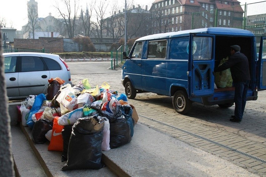 Katowice: Studenci UŚ zebrali ponad tonę jedzenia dla zwierząt [ZDJĘCIA]