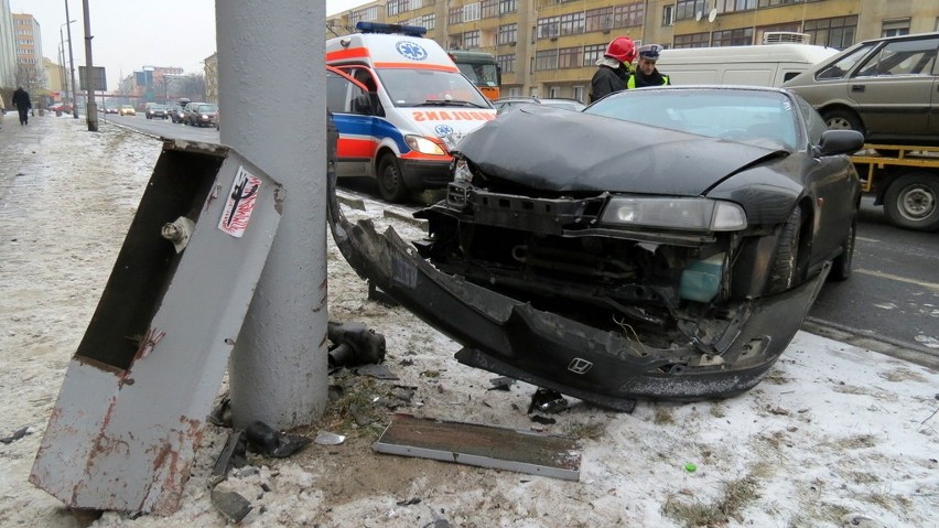 Wrocław: Wjechał w słup na pl. Legionów (ZDJĘCIA)