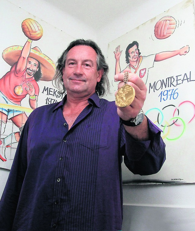 Tomasz Wójtowicz prezentuje złoty medal zdobyty w Montrealu