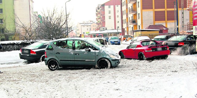 Osiedle Żabiniec, skrzyżowanie ulic Solskiego i Frycza-Modrzewskiego. Kiedy spadnie śnieg, trudno tamtędy przejechać