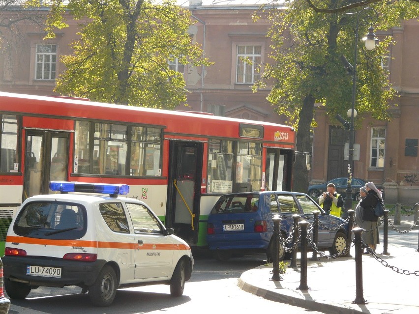 Pl. Wolności: autobus MPK zderzył się z samochodem (ZDJĘCIA)