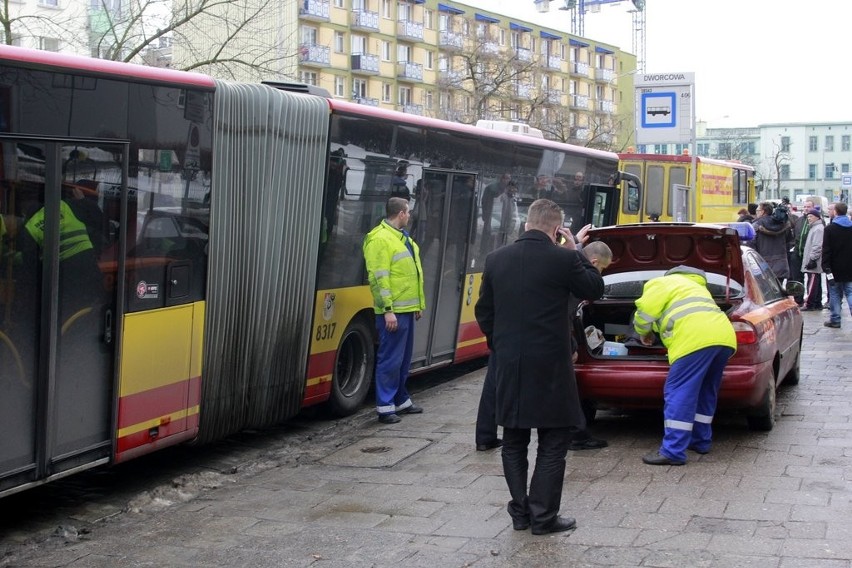 Wrocław: Autobus przygniótł mechanika MPK (ZDJĘCIA)