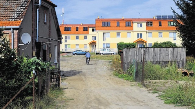 Mieszkańcy osiedla narzekają, że przy budowie nie pomyślano  o chodniku do przystanku