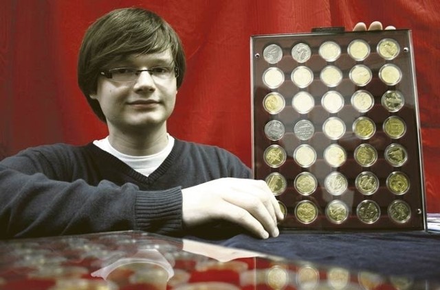 Kamil zaczął kolekcjonować monety w wieku 12 lat.