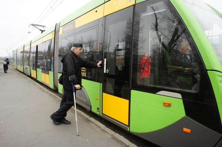 Pan Jerzy musi się trzymać tramwaju lub latarni. W...