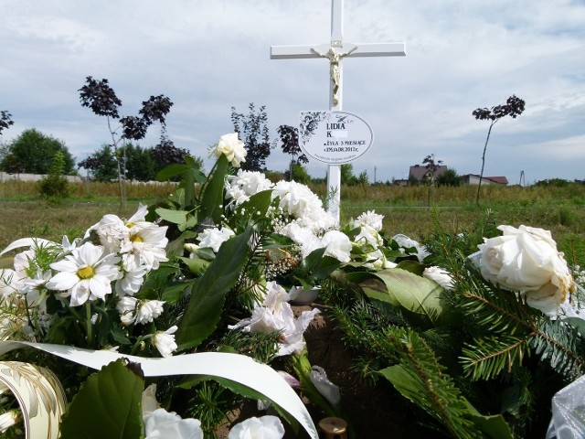 Dziadkowie pochowali trzymiesięczną Lidzię. Dziewczynka została znaleziona martwa w jednym z bloków w Tomaszowie Mazowieckim.