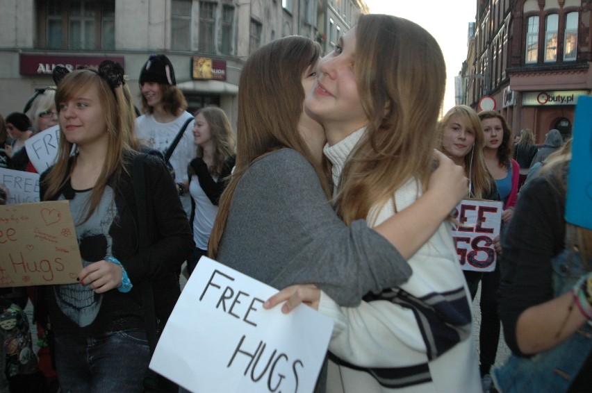 Przytulali się na ulicy Półwiejskiej