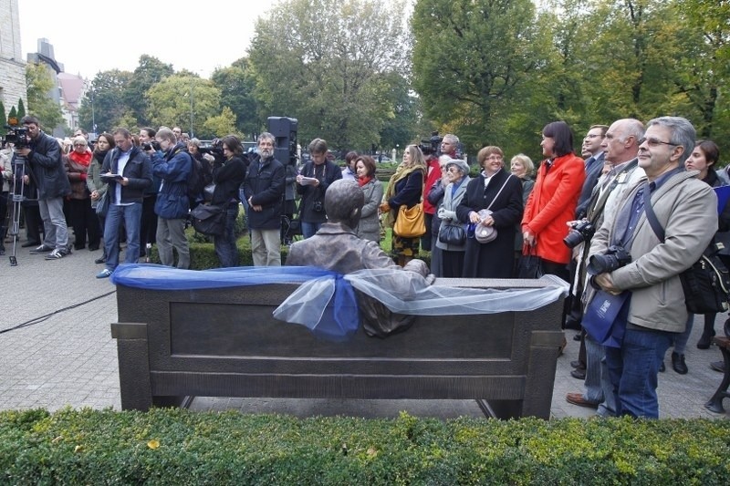 Obok CK Zamek odsłonięta została we wtorek ławka z postacią...